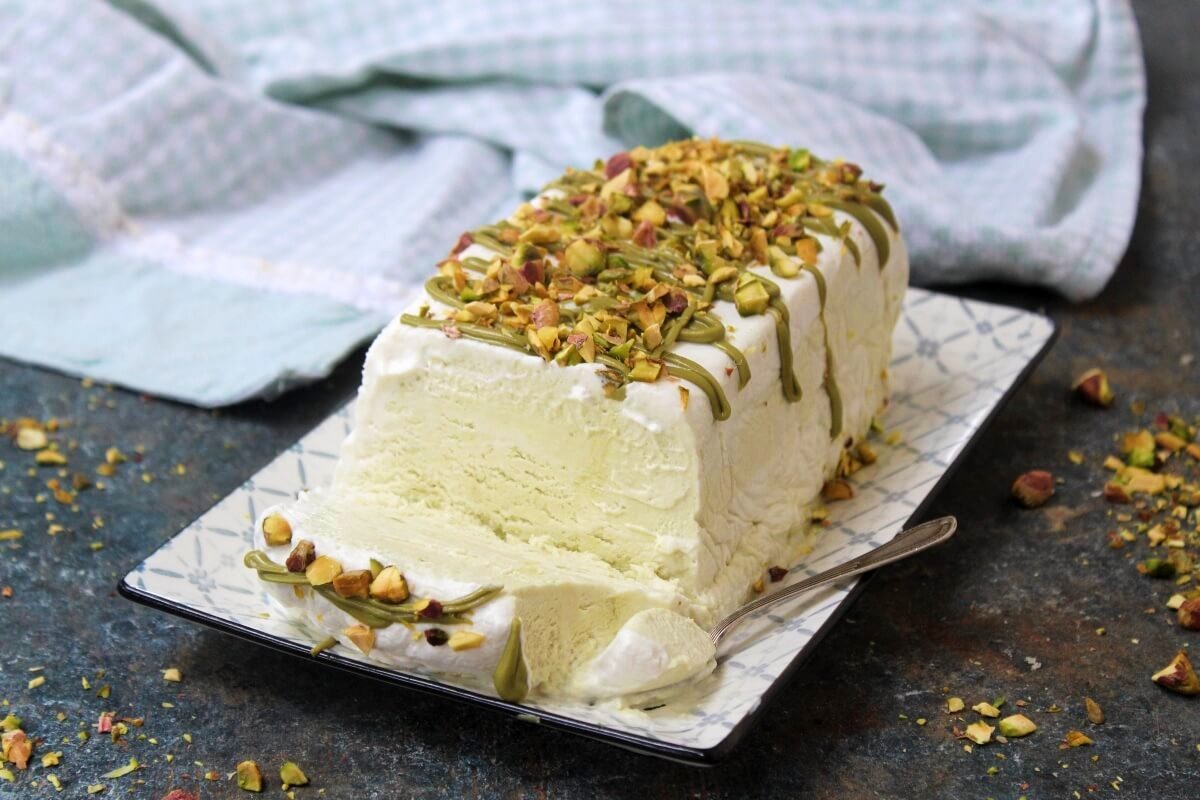 Semifreddo al pistacchio impiattato